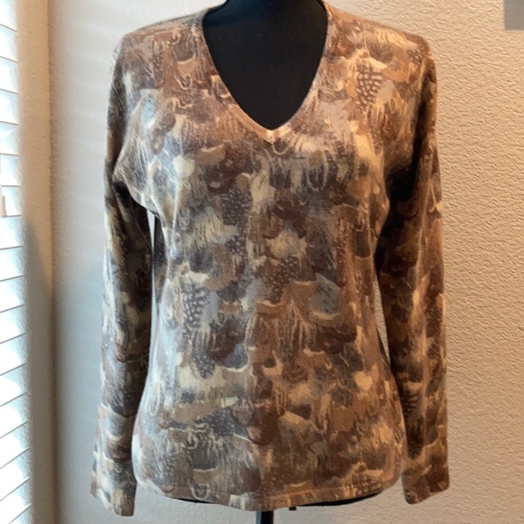 Neiman Marcus Cashmere V Neck Sweater - Picture 4 of 15